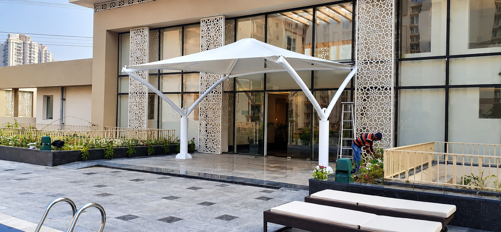 Polycarbonate tensile structure